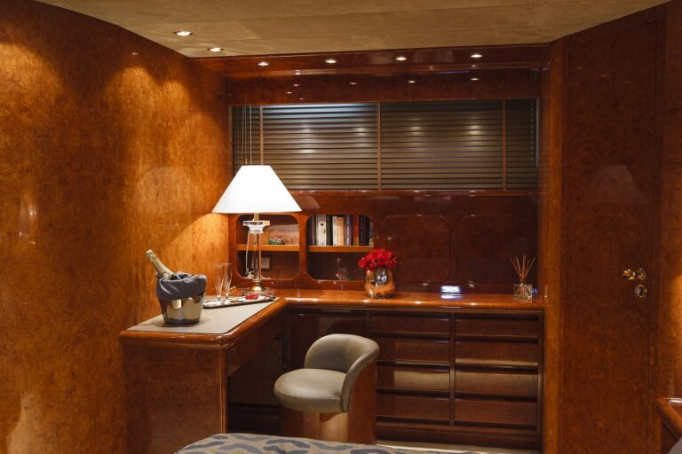 Yacht MY WAY - Master Desk