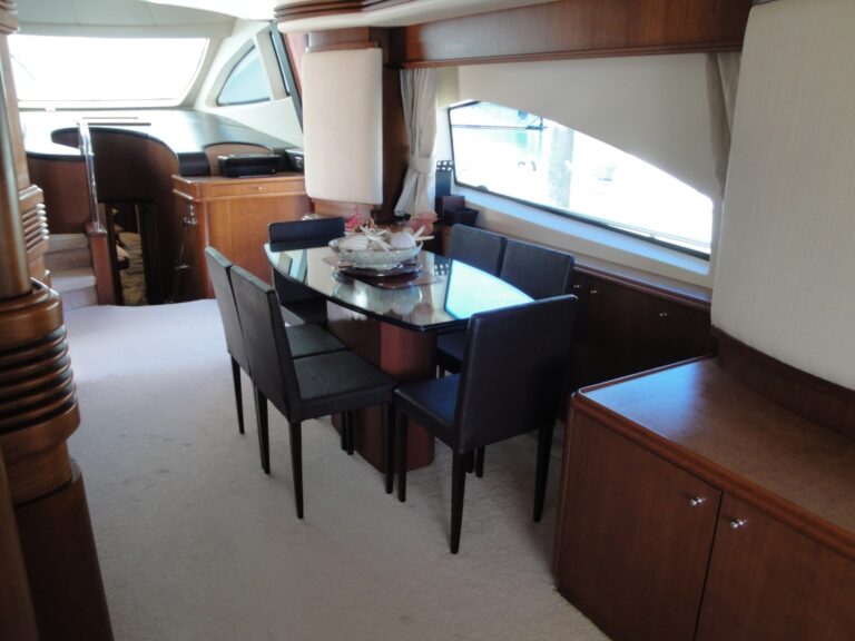 Yacht Mi Champion - Dining Area
