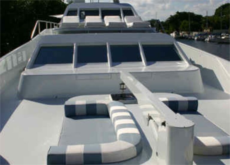 Yacht NEVER SAY NEVER - Foredeck