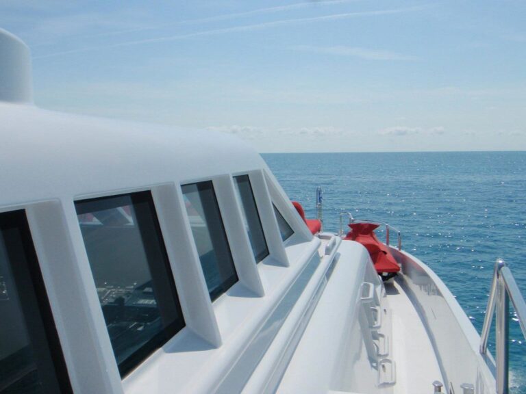 Yacht NEVER SAY NEVER - Side Deck