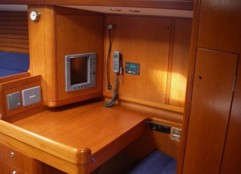 Yacht OLIVIA LEE - Navigation Station