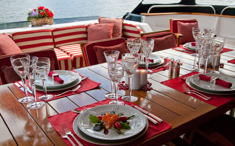 Yacht PHILOSOPHY - Aft Deck Al Fresco Dining