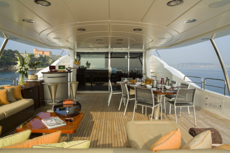 Yacht QUID PRO QUO - Bridge Deck