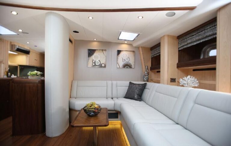 Yacht RAVEN - Lower Salon Seating