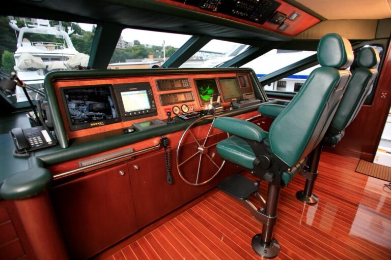 Yacht  REFLECTIONS - Bridge