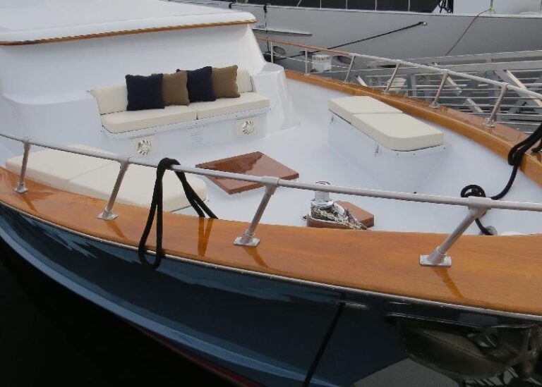 Yacht REFLECTIONS - Foredeck Seating