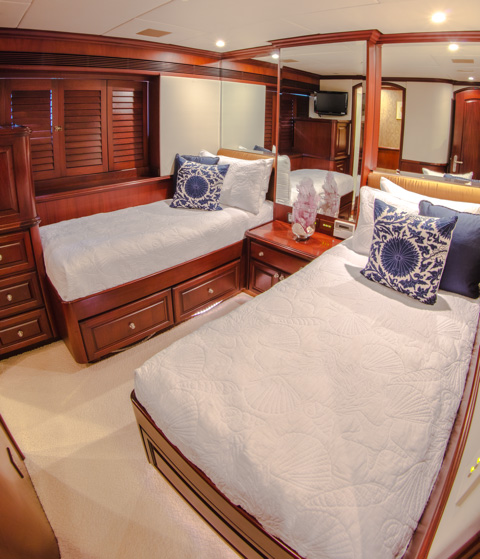 Yacht  REFLECTIONS - Twin cabin