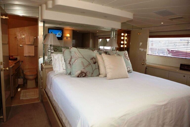 Yacht S & U - Master Cabin