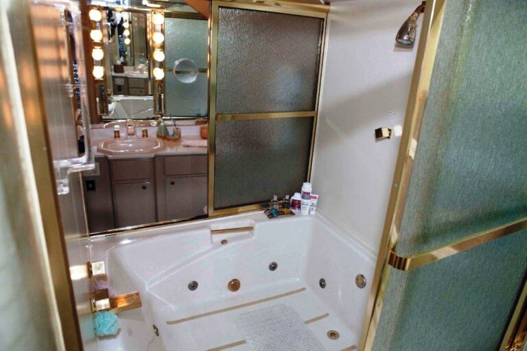 Yacht S & U - Master Ensuite
