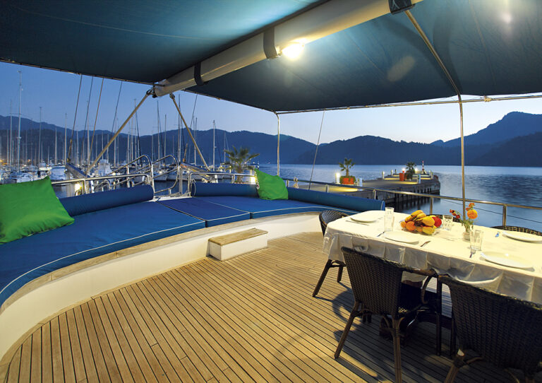 Yacht SARAYLI I - Aft Deck Sunpads and Dining
