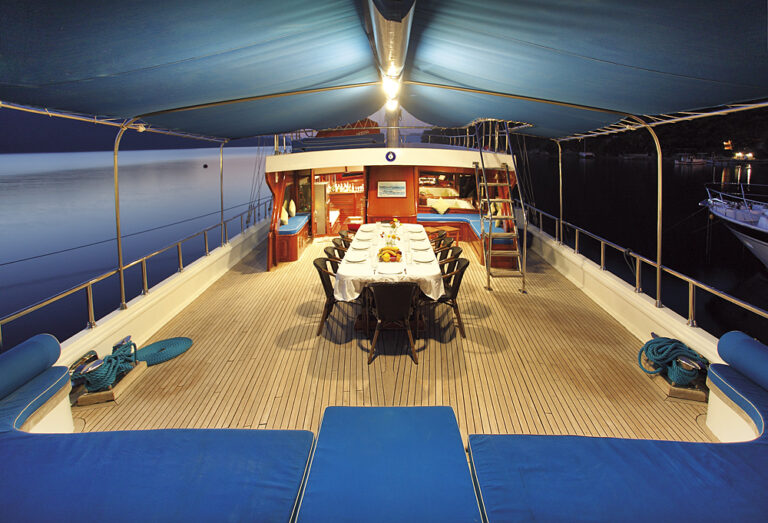Yacht SARAYLI I - Aft deck