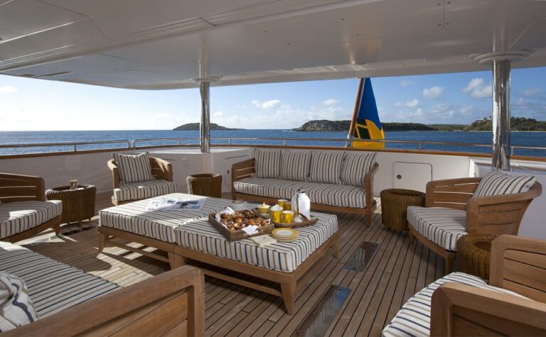 Yacht STARFIRE -  Bridge Deck Exterior Seating
