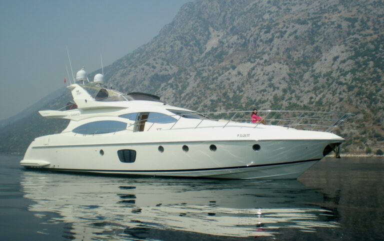 Yacht Samanta -  At Anchor