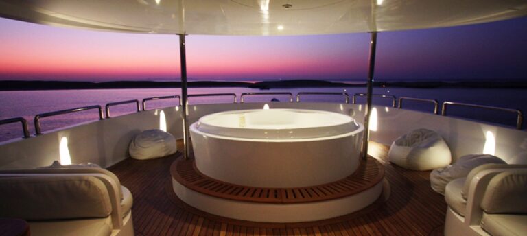 Yacht Seven Spices -Sundeck Spa Pool