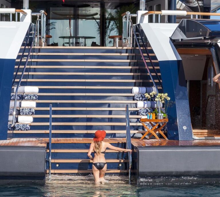 Yacht Solandge - Swimming