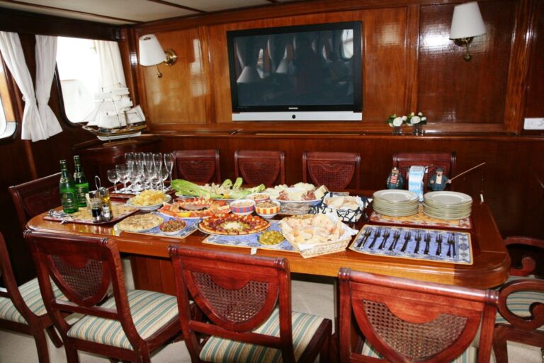 Yacht Southern Cross - Interior Dining