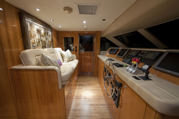 Yacht TEMPTATION - Wheelhouse