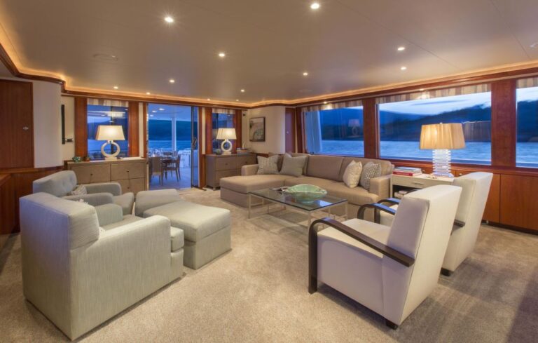Yacht TRISARA - Main Salon looking Aft