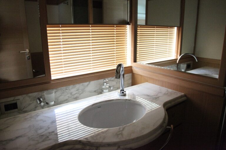 Yacht ULYSSIA - Guest Bathroom