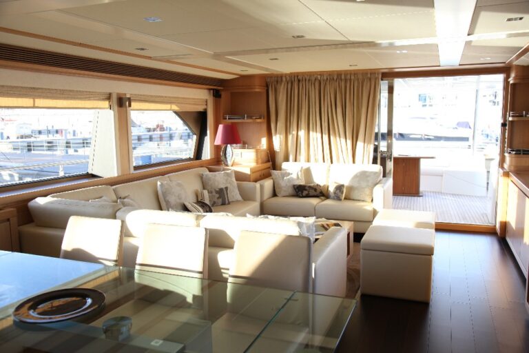 Yacht ULYSSIA - Salon looking aft