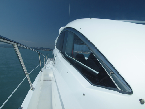 Yacht VIBE -  Side Deck