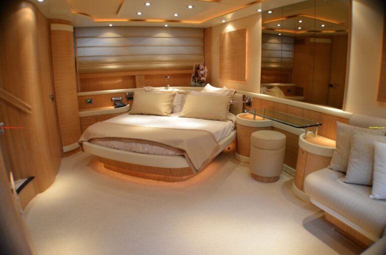Yacht WELL DONE - Master Cabin