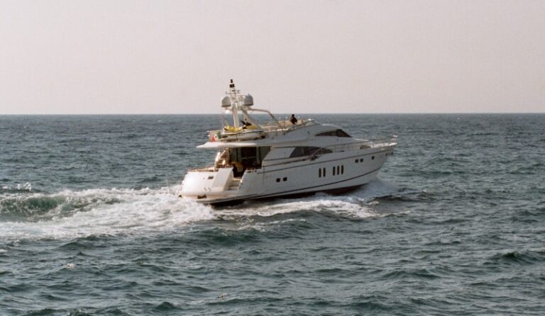 Yacht XCHE - Cruising