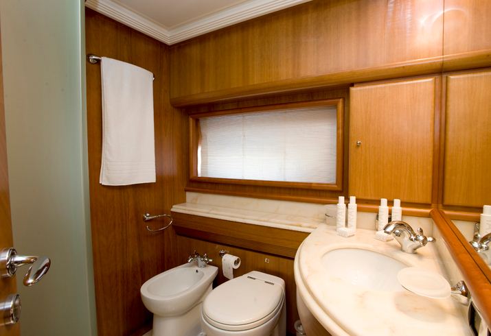 Yacht YUMI - VIP Bathroom