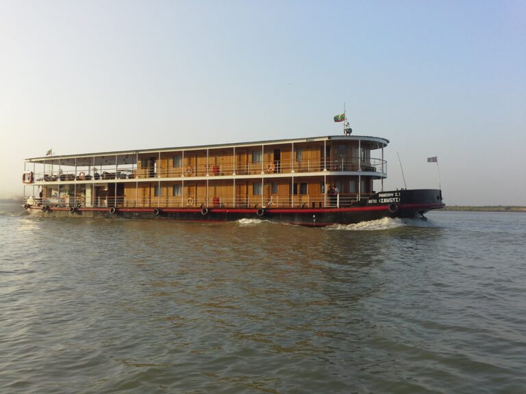 ZAWGYI River Yacht - Underway