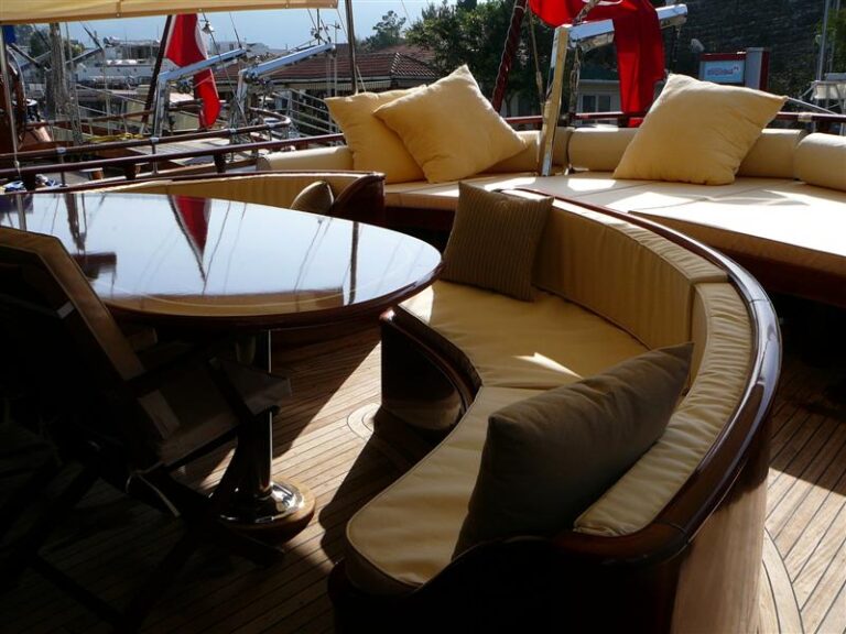 Zephyria II -  aft seating dining