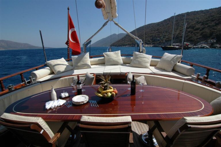 Zephyria II - dining table