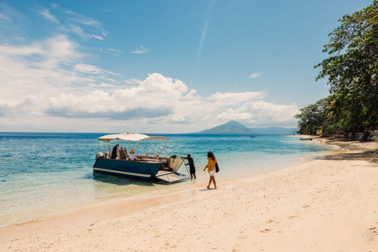 Arriving On A Beach - Kudanil - Jack Johns