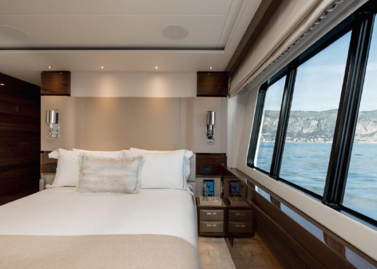 Double Cabin With Huge Windows