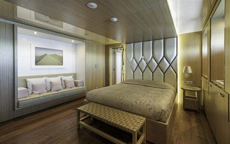 Double Cabin With Large Sofa