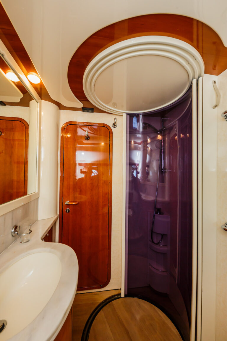 Ensute Bathroom With Shower