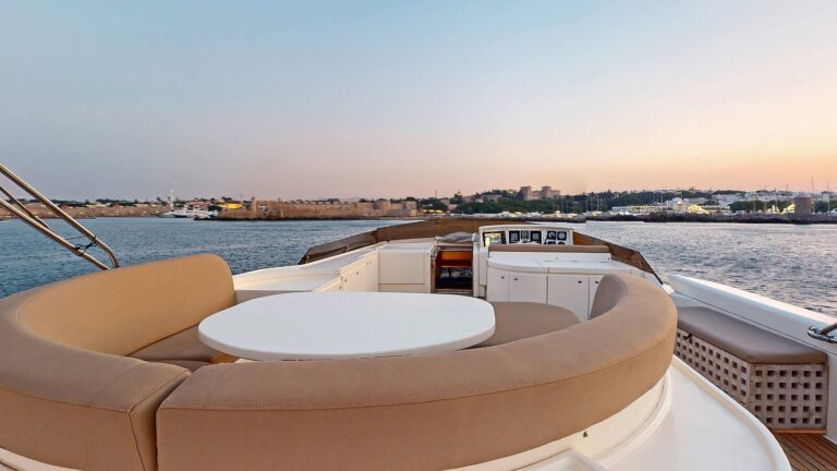 Sun deck dining in the round