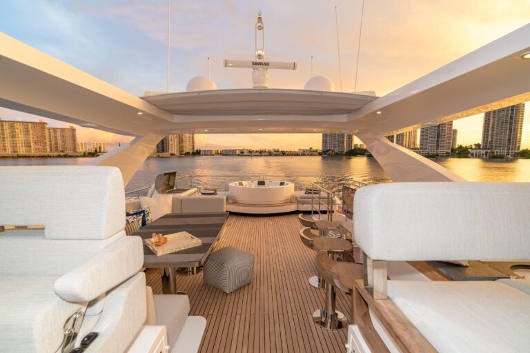 Flybridge For Great Relaxation