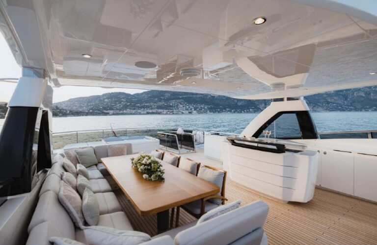 Flybridge Seating And Jacuzzi