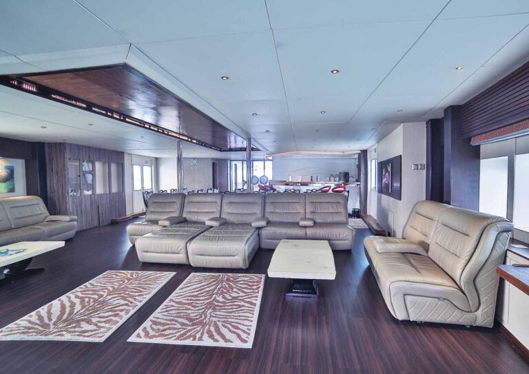 Charter yacht HONORS LEGACY
