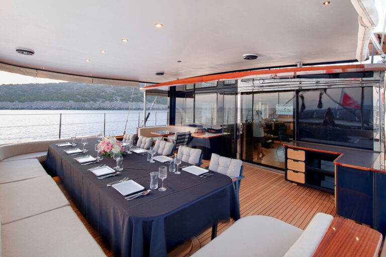 Aft deck alfresco dining