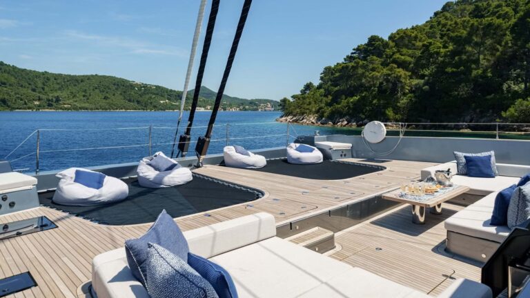 Foredeck seating