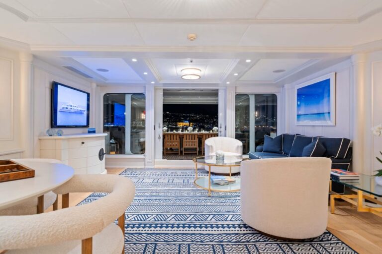 Interior Bridge Deck Sky Lounge