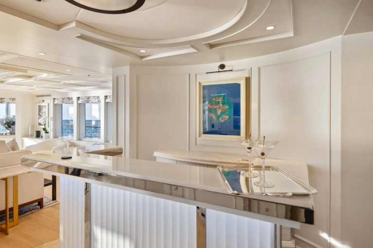 Interior Main Deck Salon Bar