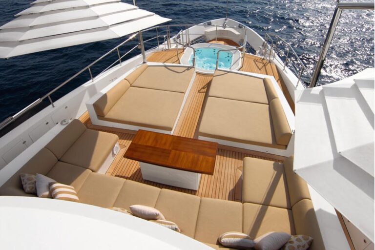 Jacuzzi_upper-deck_detail2