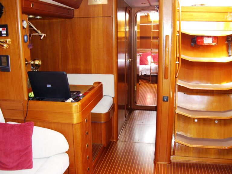 kia ora III companionway