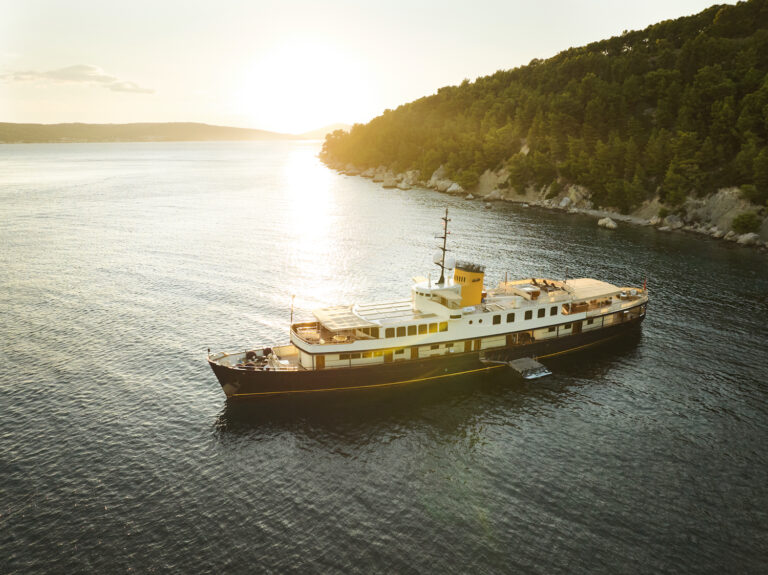 Luxury Charter Yacht SEAGULL II