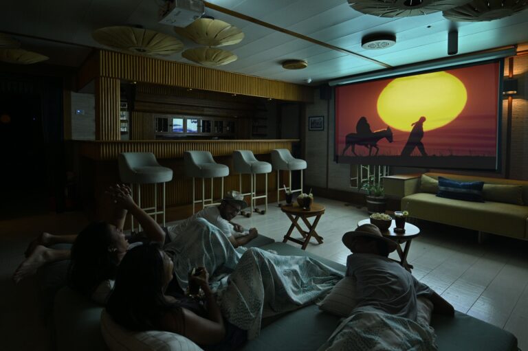 Main Deck Cinema - Kudanil - Jack Johns
