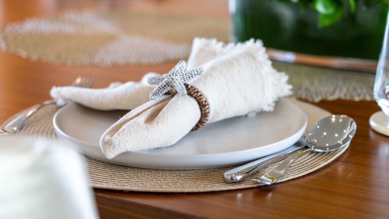 Main Deck - Dining Detail