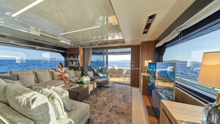 Main Saloon With Amazing Views
