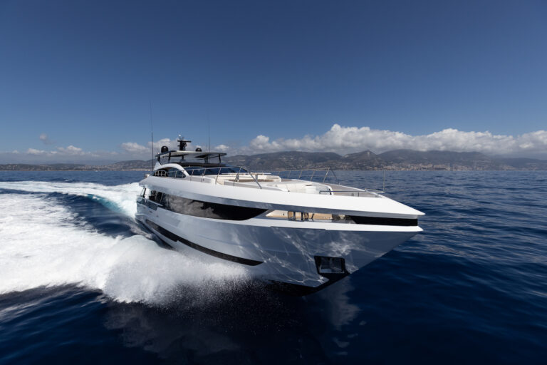 Motor Yacht DOPAMINE Running